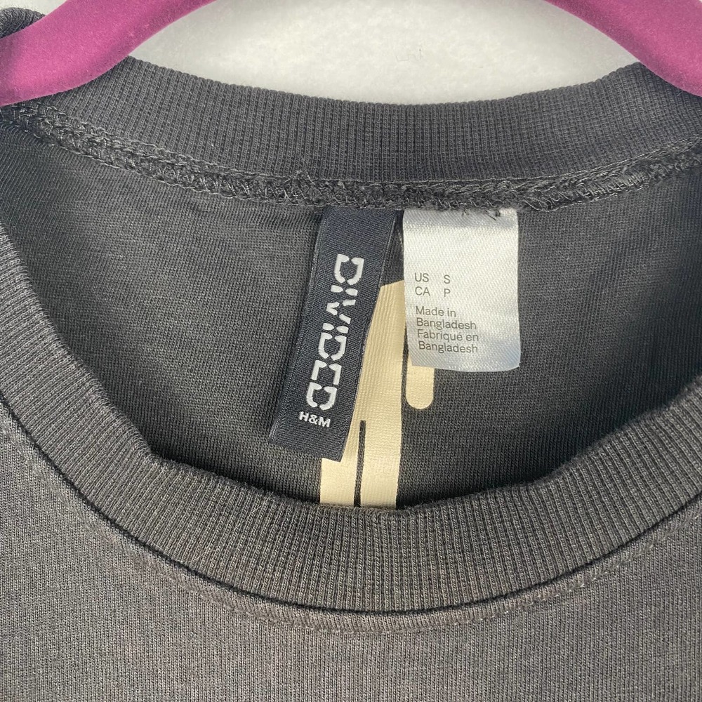 H&M Billie Eilish Sz S‎ Long Sleeve Crewneck Print Sweatshirt Oversized Gray Top - Picture 3 of 6